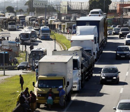 Caminhoneiros recebem auxílio com parcela dobrada