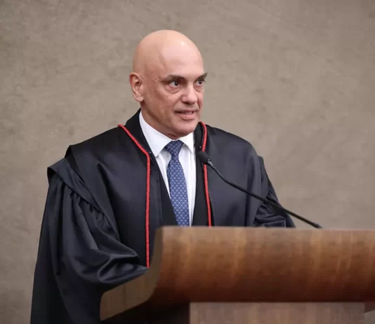 Moraes defende democracia e sistema eleitoral em discurso de posse
