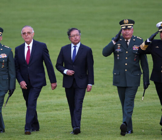 Presidente da Colômbia assume Forças Armadas e diz que militares agora vão “construir a paz”