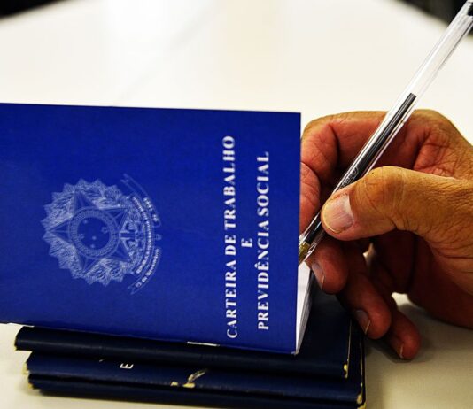 Desemprego cai para 8,7% no terceiro trimestre, revela IBGE
