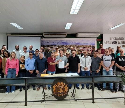Prefeito de Caarapó protocola projeto de lei com reajuste salarial de 10% para os professores municipais