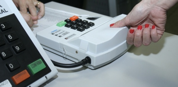 simulacao-de-uso-da-urna-biometrica-no-tre-go-1411056058615_615x300
