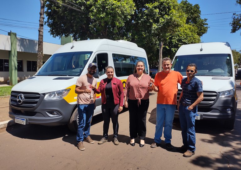 03-11-11-prefeitura-de-navirai-entrega-duas-novas-vans-para-o-transporte-escolar-3-768x542