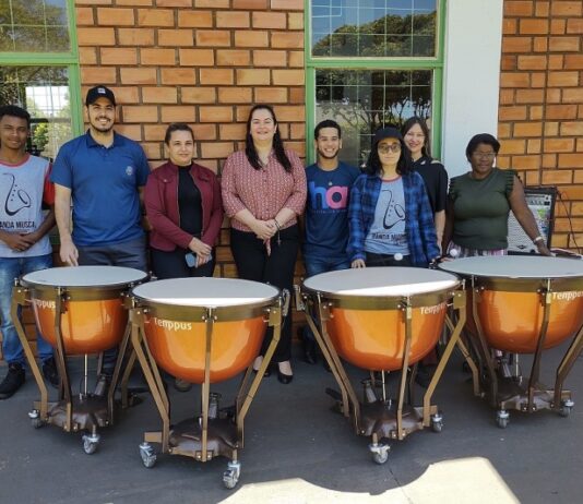 NAVIRAÍ: Prefeitura entrega novos instrumentos de sopro e percussão para a Banda Tom Jobim