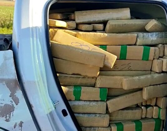 PRF apreende 1,3 tonelada de maconha e recupera caminhonete em Dourados (MS)