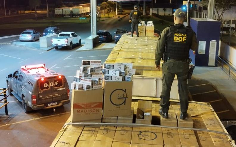 Carreta-com-80-mil-pacotes-de-cigarros-contrabandeados-e-apreendida-pelo-DOF