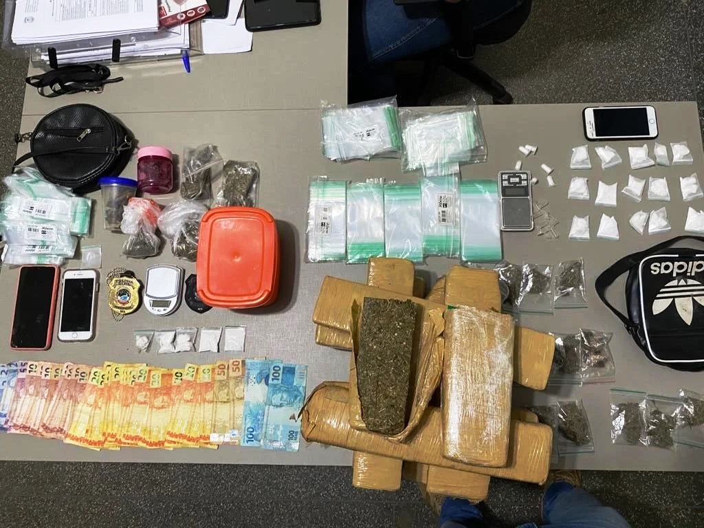 Droga apreendida e dinheiro