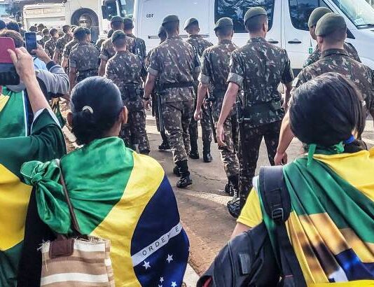 Patriotas reagem a desmonte de acampamento; Exército e DF recuam