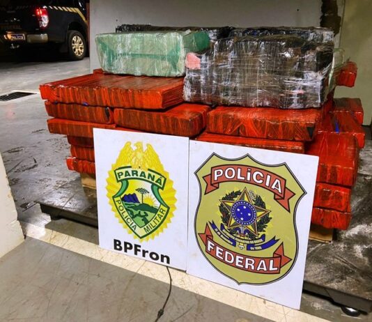 PF e BPFron realizam apreensão de embarcação com meia tonelada de maconha e a prisão de dois paraguaios