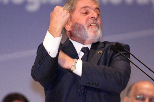 Presidente eleito do PT é alvo de protestos em frente a hotel onde está hospedado em Brasília