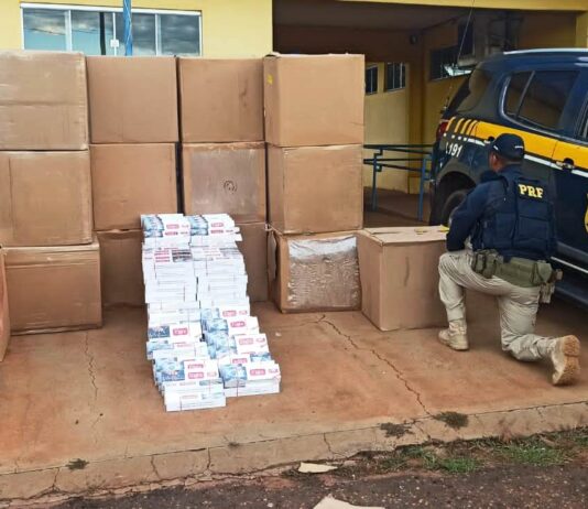 PRF apreende 23 Kg de cocaína e 40 mil maços de cigarros na BR 262