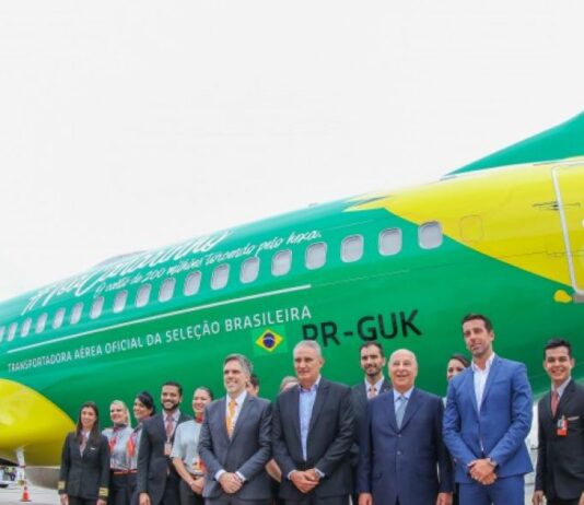 Tristeza permanece na chegada da Seleção ao Brasil