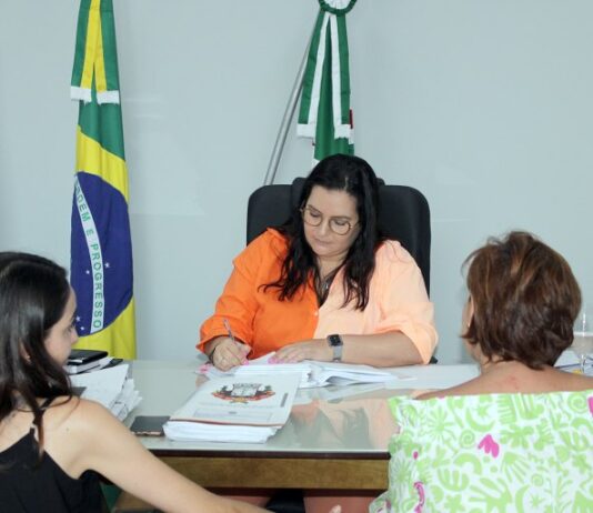 Prefeita assina autorização para licitação de reforma do prédio que abrigará a Casa da Sopa e Vaca Mecânica