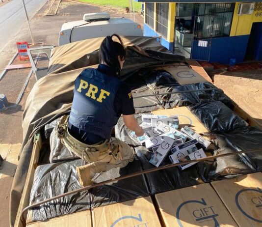 PRF apreende carga de cigarro contrabandeado avaliada em mais de 1,7 milhão de reais