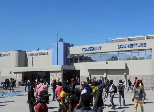 Polícia se junta a manifestantes em protesto no Haiti