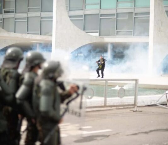 Políticos se posicionam sobre protesto em Brasília