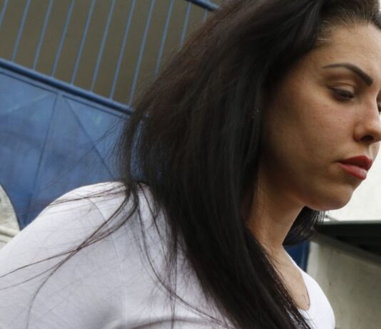 Acusada pela morte do filho de 4 anos, Monique Medeiros volta a trabalhar na Secretaria da Educação do Rio