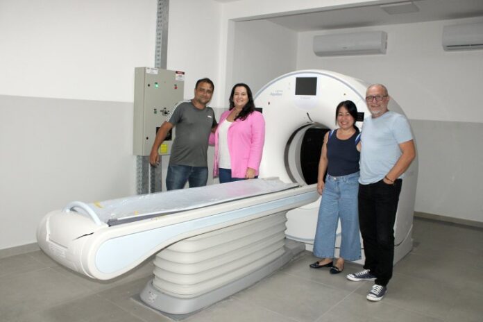 040223-prefeita-verifica-instalacao-dos-novos-aparelhos-de-raio-x-e-tomografia-no-hospital-municipal-6-768x512
