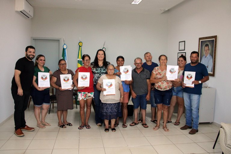 080223-prefeitura-de-navirai-entrega-autorizacao-de-escrituracao-definitiva-para-familias-do-jardim-paraiso-12-768x512