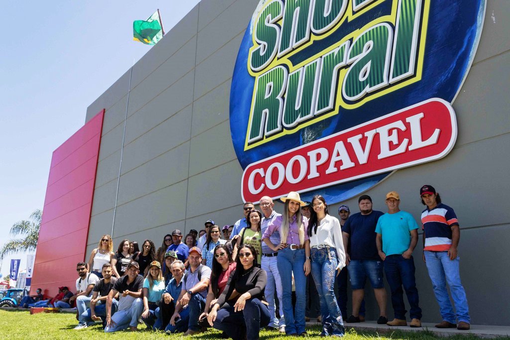 100223-prefeitura-de-navirai-leva-agricultores-familiares-e-estudantes-ao-35o-show-rural-em-cascavel-4-1024x683