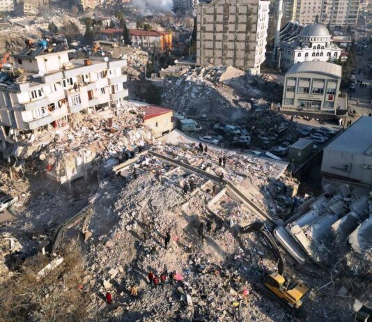 Voo da FAB traz ao Brasil 17 sobreviventes de terremoto na Turquia