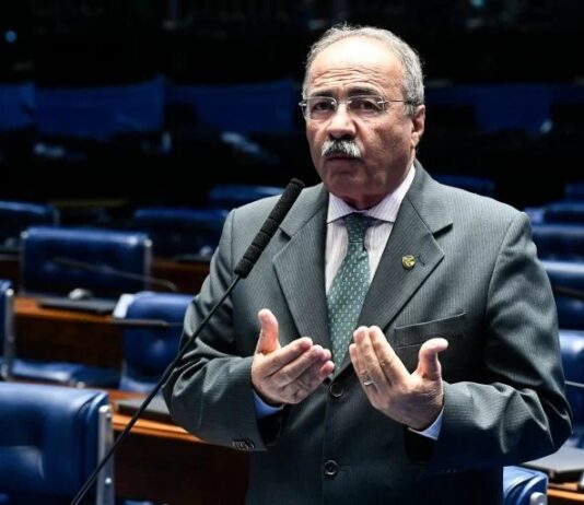 Associação ianomâmi quer impedir entrada de Chico Rodrigues nas terras indígenas