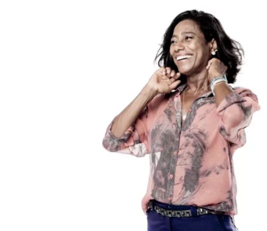 EXEMPLO: Glória Maria expurgava essa coisa de tudo ser racismo e preconceito, e criticou o “politicamente correto”