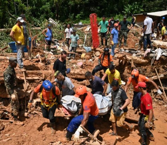Confirmadas 48 mortes, 7 são crianças. Prefeituras anunciam 19 nomes de vítimas das chuvas no litoral de SP
