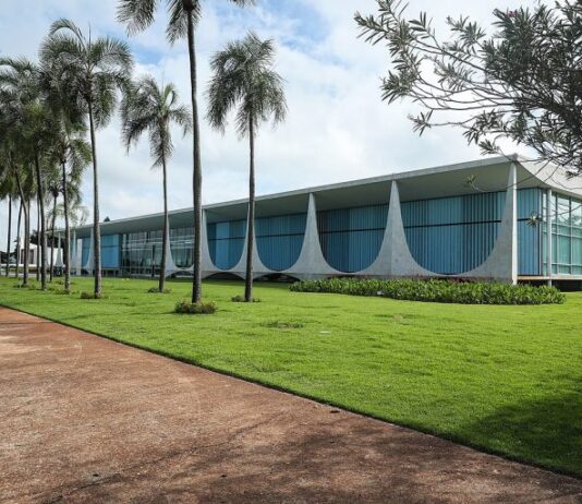 Lula recebe visitas sigilosas no Alvorada e deputados querem explicações