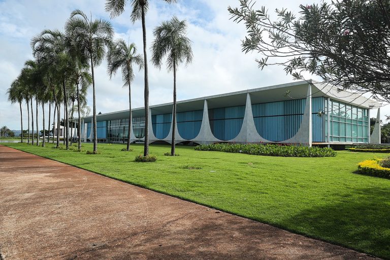 1200px-2019_Conversa_com_a_imprensa_no_Palácio_da_Alvorada-768x512
