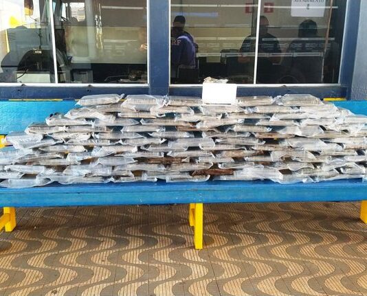 Em Rondonópolis/MT, PRF apreende aproximadamente 110 kg de cocaína em compartimento secreto de caminhão