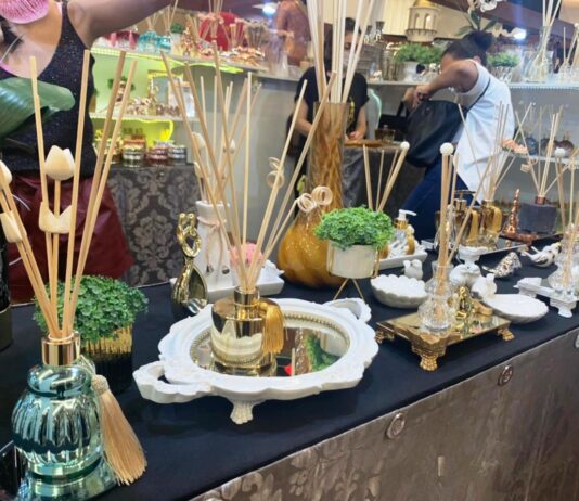 Feira é opção de lazer e compras com produtos que retratam a cultura de diferentes países