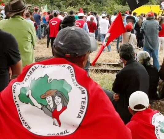 JUSTIÇA: MST desocupa terras da Suzano na Bahia