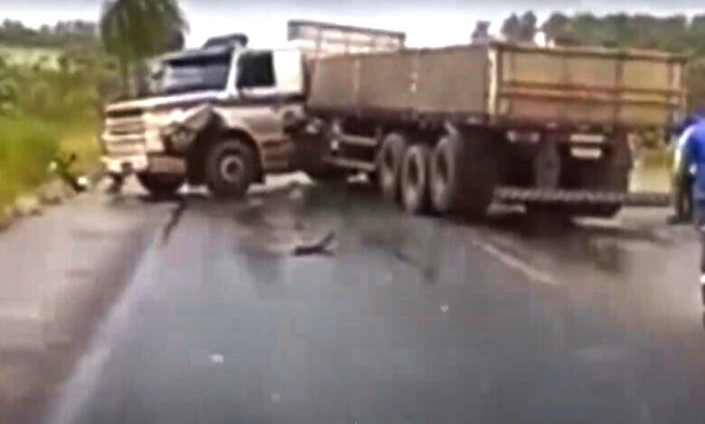 VIDEO-Carreta-perde-controle-da-direcao-e-colide-em-seis-780x470