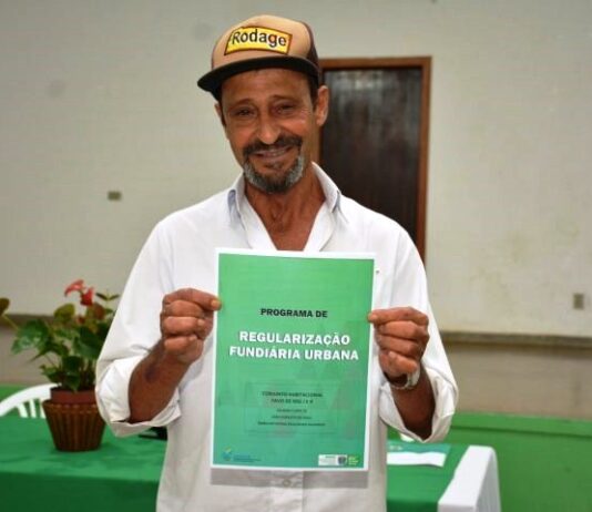 FÁTIMA DO SUL: famílias recebem registros de propriedade de graça do Governo de MS