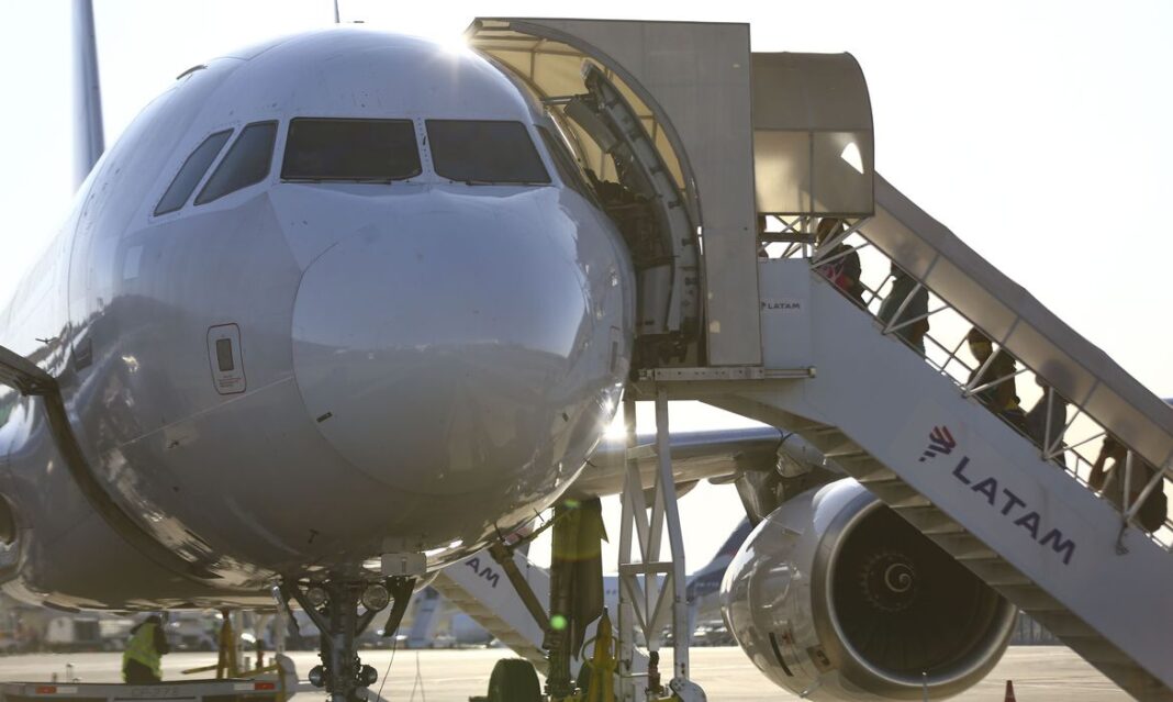 Movimentação de aviões comerciais no aeroporto de Brasília.