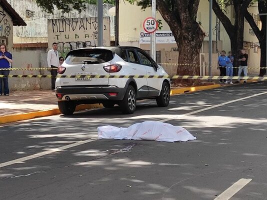 TRAGÉDIA: mulher é atropelada por carro em faixa exclusiva para ônibus e morre no local