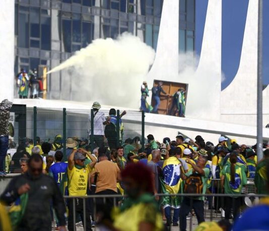 Ministro dá liberdade a mais 130 presos por manifestações em Brasília
