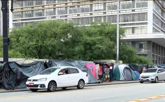 MTST acampa em frente à prefeitura de São Paulo