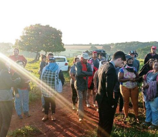 Mulheres do Movimento sem Terra invadem fazenda em Goiás
