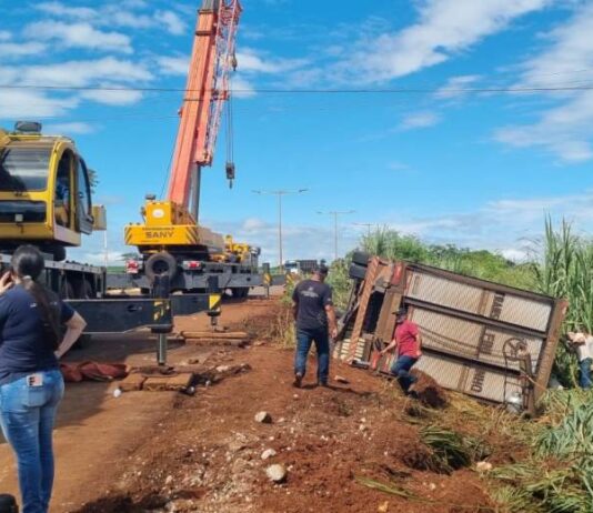 DOURADOS: caminhão tomba, provoca fila e lentidão no trânsito na saída para Itaporã