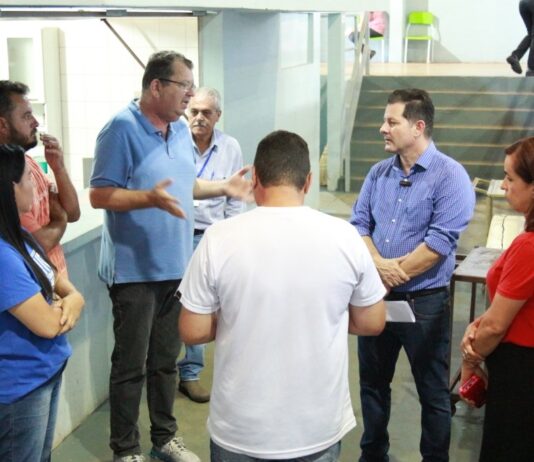 Com alunos amontoados em ginásio e no calorão, Renato busca soluções para Escola Vilmar de Dourados