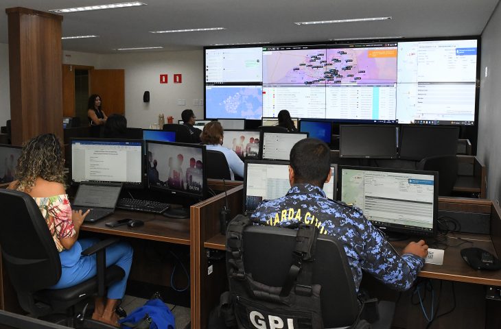 Sala-de-situacao-da-seguranca-publica-em-protecao-as-escolas-Foto-Bruno-Rezende-01-730x480-1