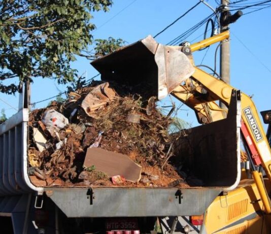 NAVIRAÍ: Prefeitura inicia mutirão de limpeza no Bairro Vila Nova e dará prosseguimento no decorrer da semana
