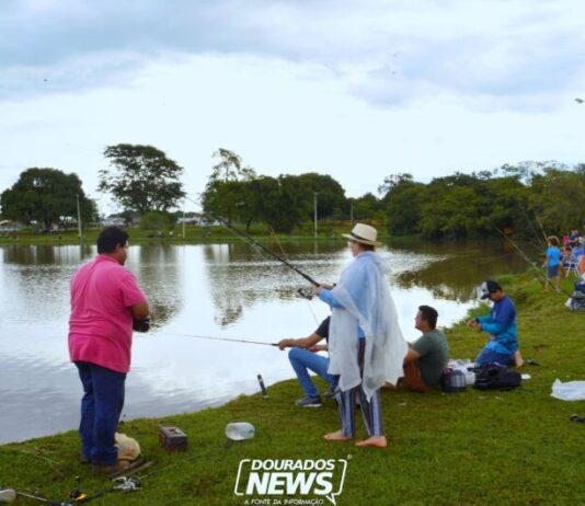 Mesmo com chuva, pescadores marcam presença no primeiro dia do Pesque e Leve