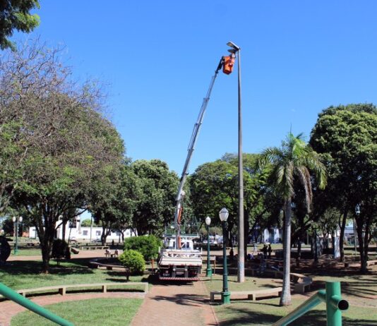 NAVIRAÍ: Prefeitura instala luminárias de LED e leva mais segurança para a praça central da cidade