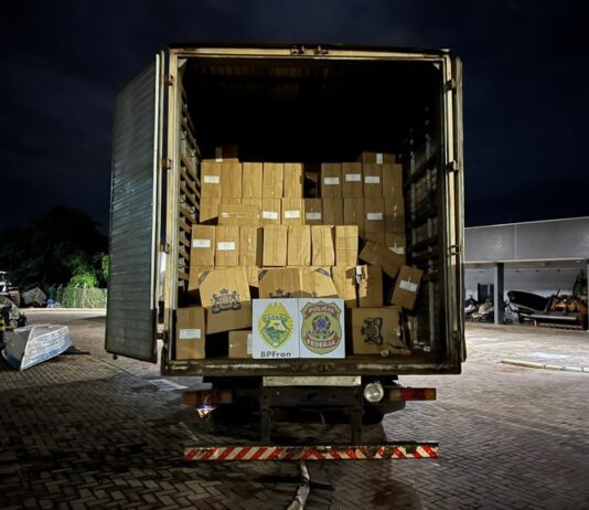 Polícia Federal e BPFRON apreendem veículos carregados com cigarros contrabandeados
