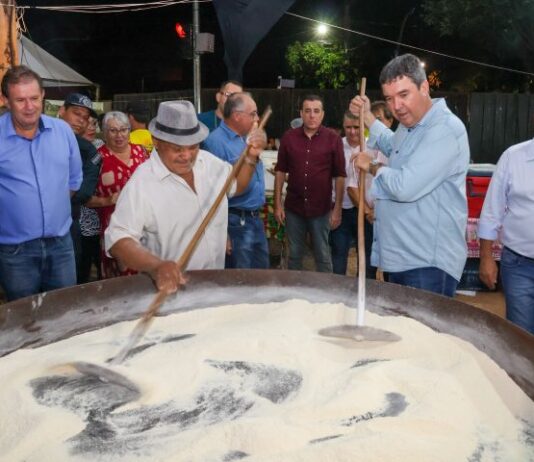 Na “Festa da Farinha”, governador garante parceria nas obras de infraestrutura e pavimentação em Anastácio