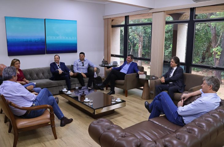 Governador-Eduardo-Riedel-acompanhado-de-secretários-recebeu-a-visita-de-diretores-da-Usina-Laguna-Foto-Alvaro-Rezende-730x480