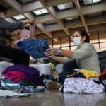 Primeira-dama-Mônica-Riedel-participa-da-triagem-de-roupas-da-campanha-Seu-Abraço-Aquece-Foto-Álvaro-Rezende